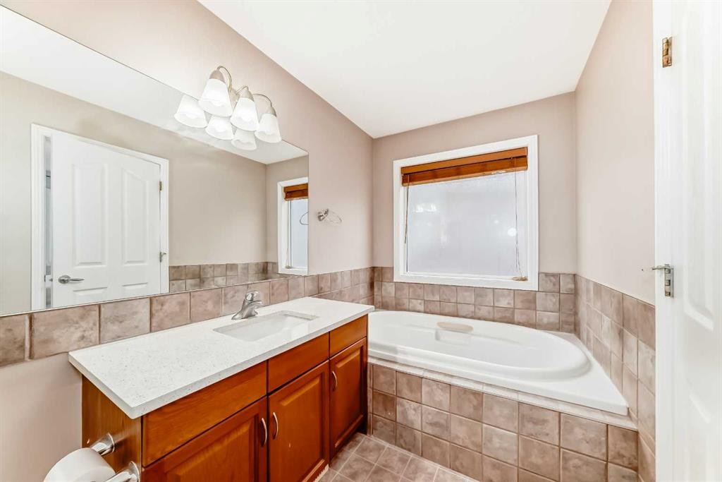 264 Everwillow Green Sw, Calgary, AB - Indoor Photo Showing Bathroom