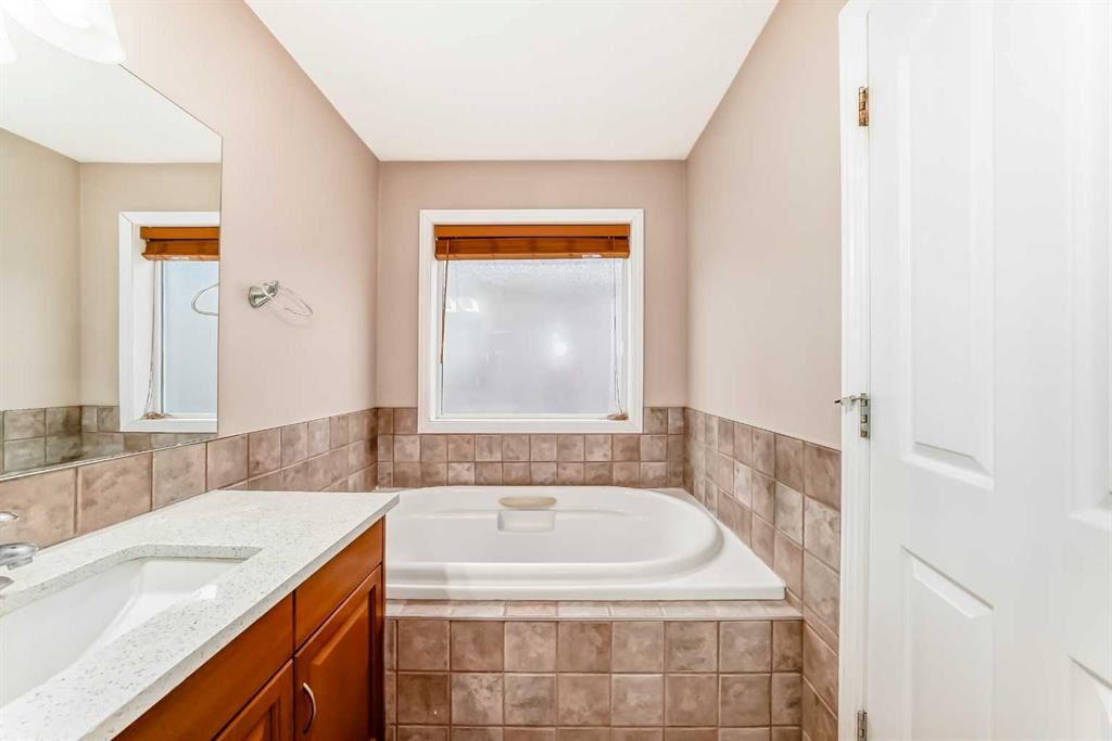 264 Everwillow Green Sw, Calgary, AB - Indoor Photo Showing Bathroom
