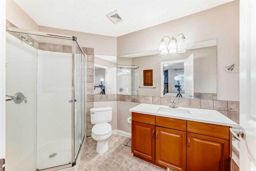 264 Everwillow Green Sw, Calgary, AB - Indoor Photo Showing Bathroom