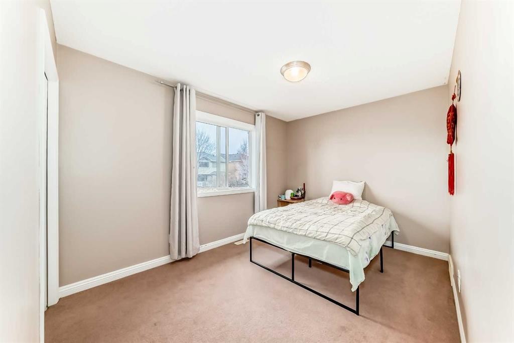 264 Everwillow Green Sw, Calgary, AB - Indoor Photo Showing Bedroom