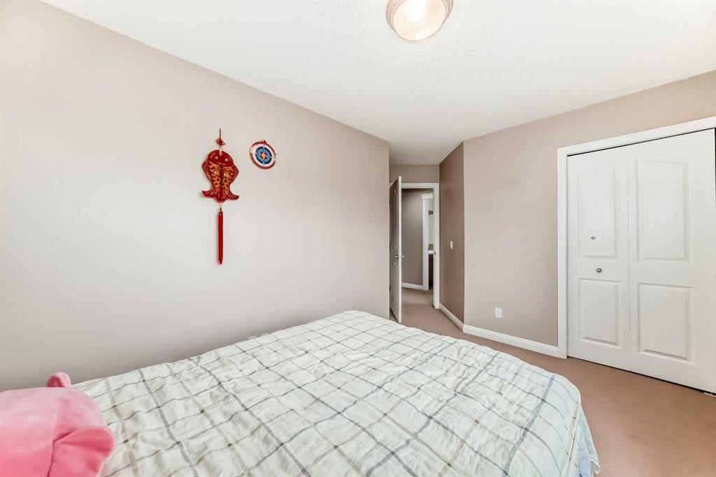 264 Everwillow Green Sw, Calgary, AB - Indoor Photo Showing Bedroom