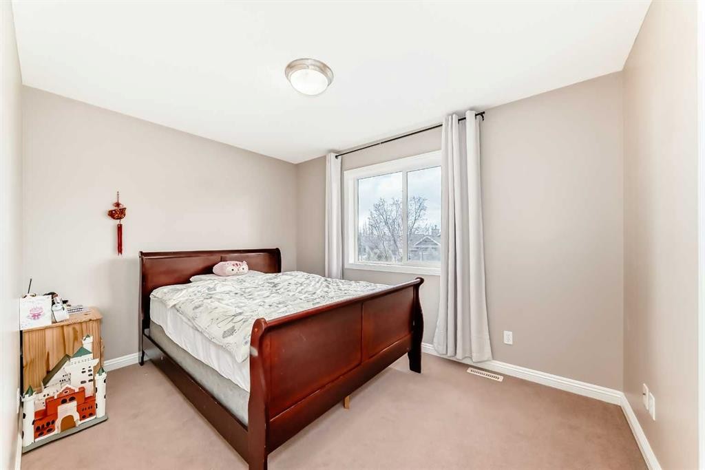 264 Everwillow Green Sw, Calgary, AB - Indoor Photo Showing Bedroom