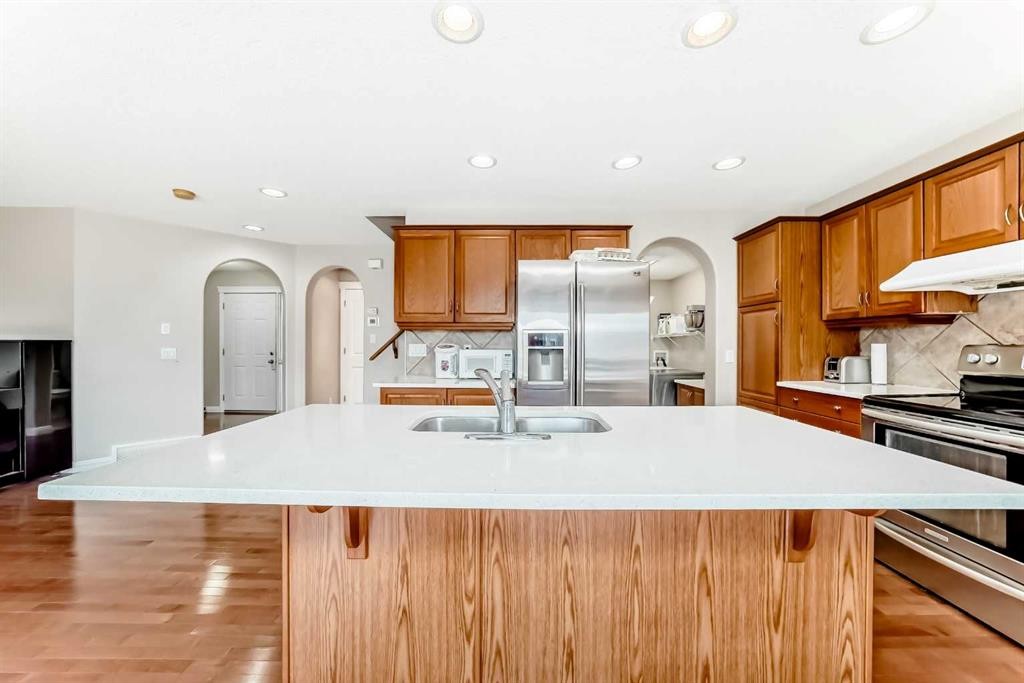 264 Everwillow Green Sw, Calgary, AB - Indoor Photo Showing Kitchen With Double Sink With Upgraded Kitchen