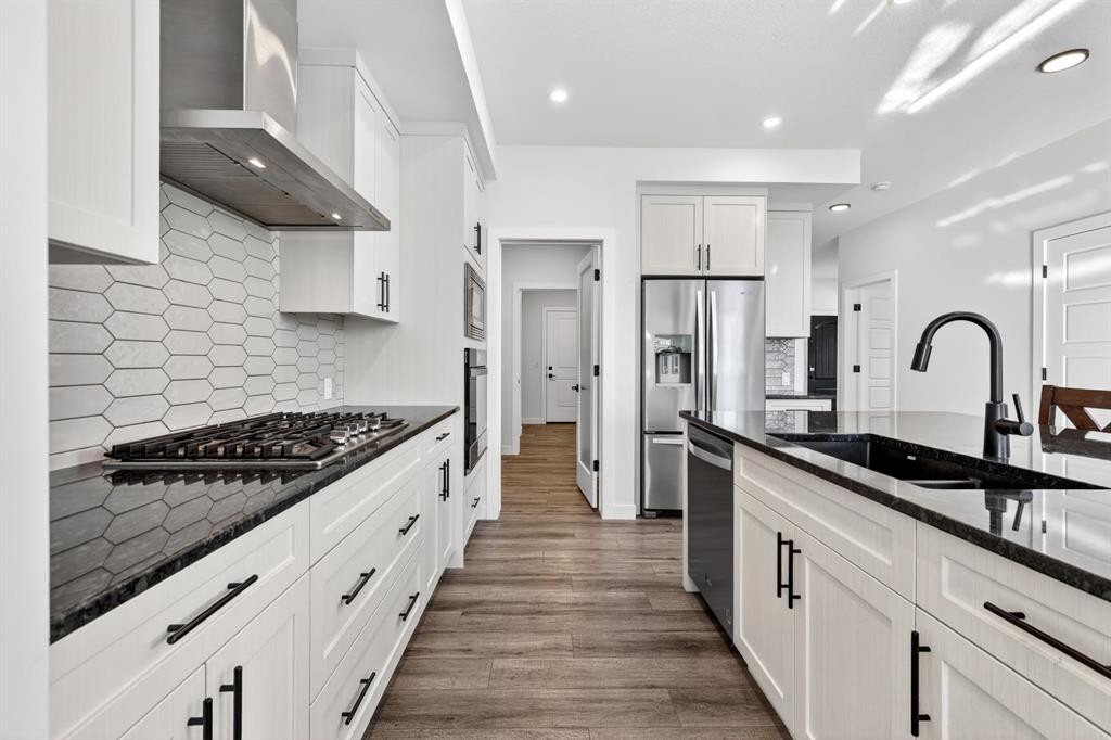 208 Dawson Circle, Chestermere, AB - Indoor Photo Showing Kitchen With Upgraded Kitchen