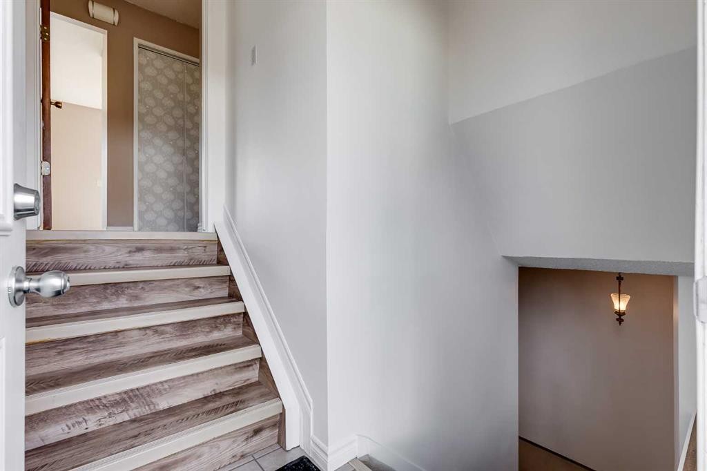 248 Huntcroft Road Ne, Calgary, AB - Indoor Photo Showing Other Room