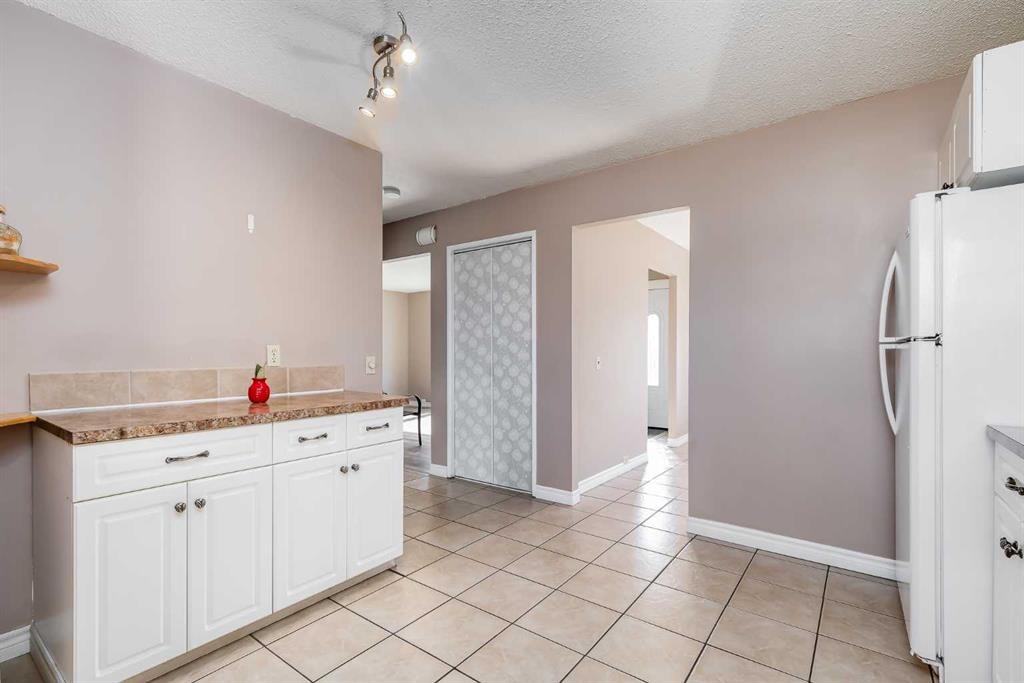 248 Huntcroft Road Ne, Calgary, AB - Indoor