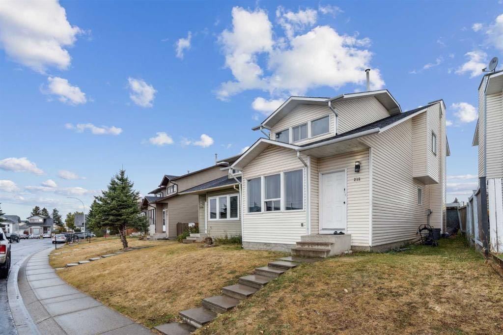 218 Falmere Way Ne, Calgary, AB - Outdoor