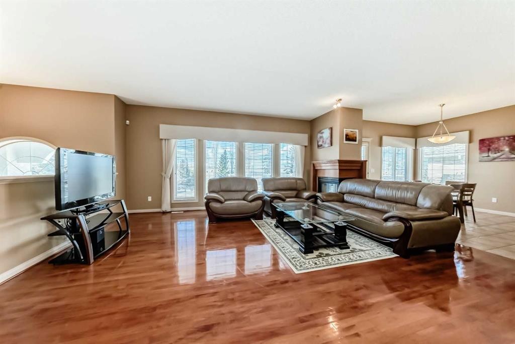 92 Hamptons Drive Nw, Calgary, AB - Indoor Photo Showing Living Room