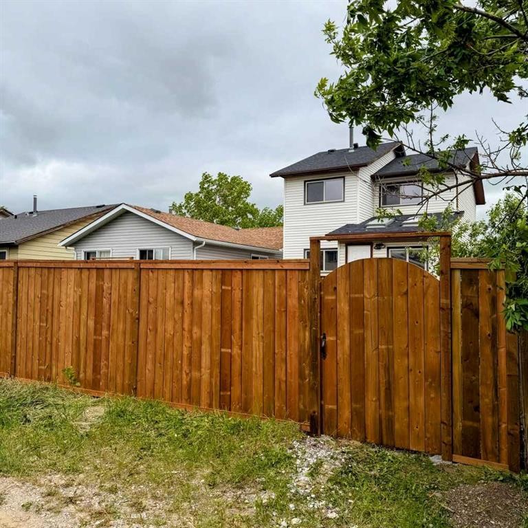 4327 38 Street Ne, Calgary, AB