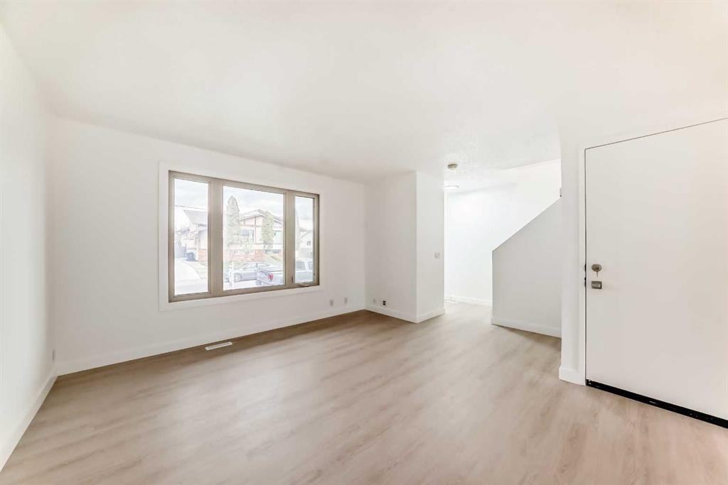 4327 38 Street Ne, Calgary, AB