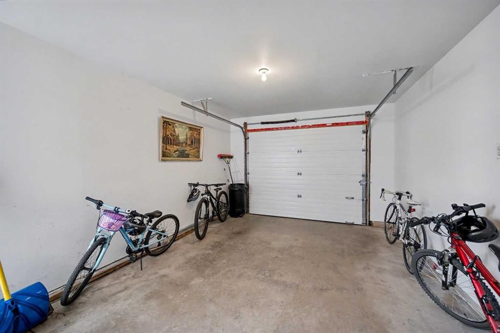 1409 Strathcona Way, Strathmore, AB - Indoor Photo Showing Garage