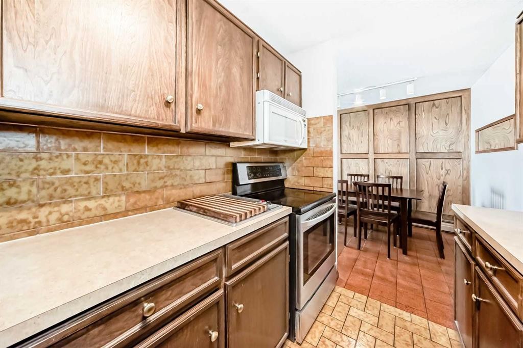 201-512 Cedar Crescent Sw, Calgary, AB - Indoor Photo Showing Kitchen With Double Sink