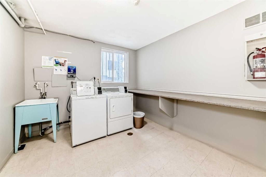 201-512 Cedar Crescent Sw, Calgary, AB - Indoor Photo Showing Laundry Room