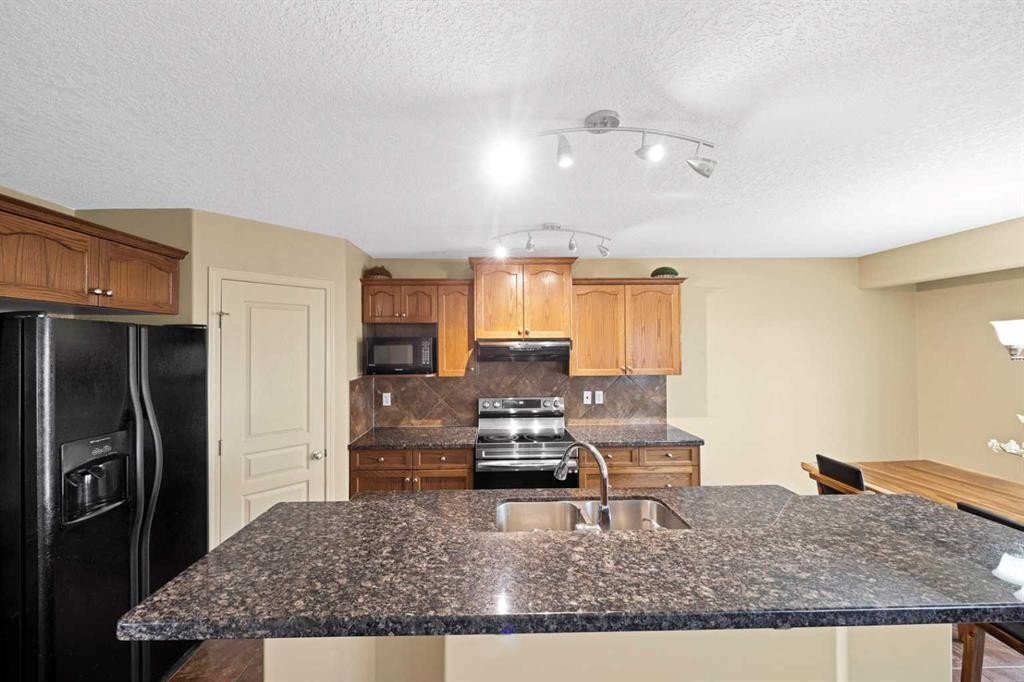 10 Bridlerange Circle Sw, Calgary, AB - Indoor Photo Showing Kitchen With Double Sink With Upgraded Kitchen