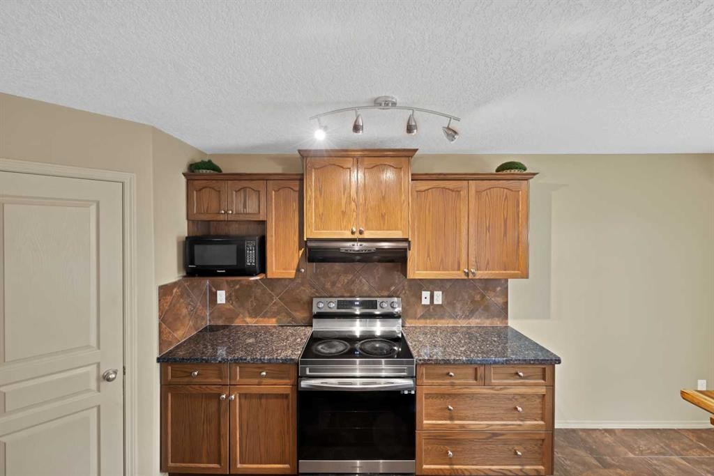 10 Bridlerange Circle Sw, Calgary, AB - Indoor Photo Showing Kitchen
