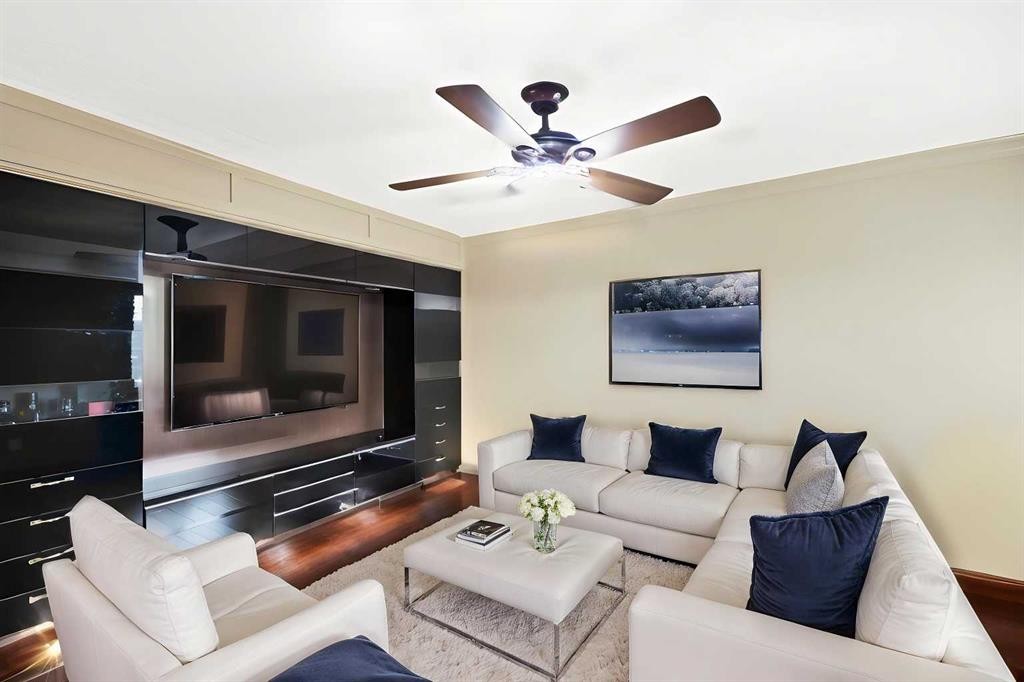 10 Bridlerange Circle Sw, Calgary, AB - Indoor Photo Showing Living Room