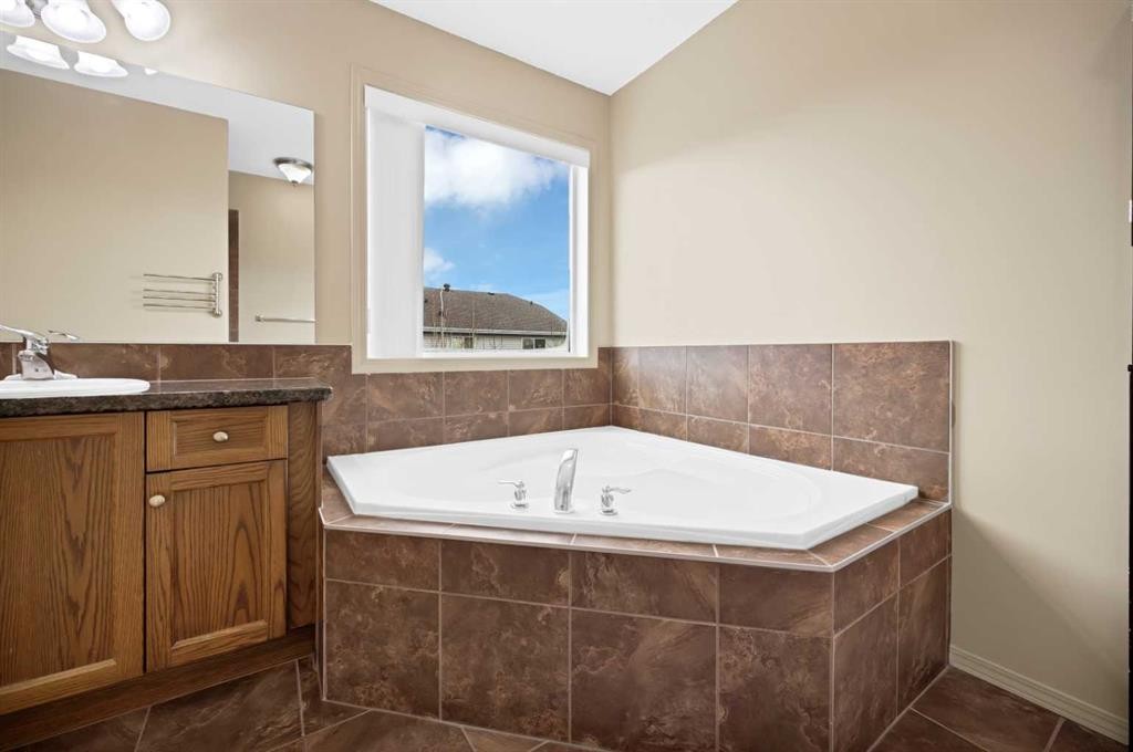 10 Bridlerange Circle Sw, Calgary, AB - Indoor Photo Showing Bathroom