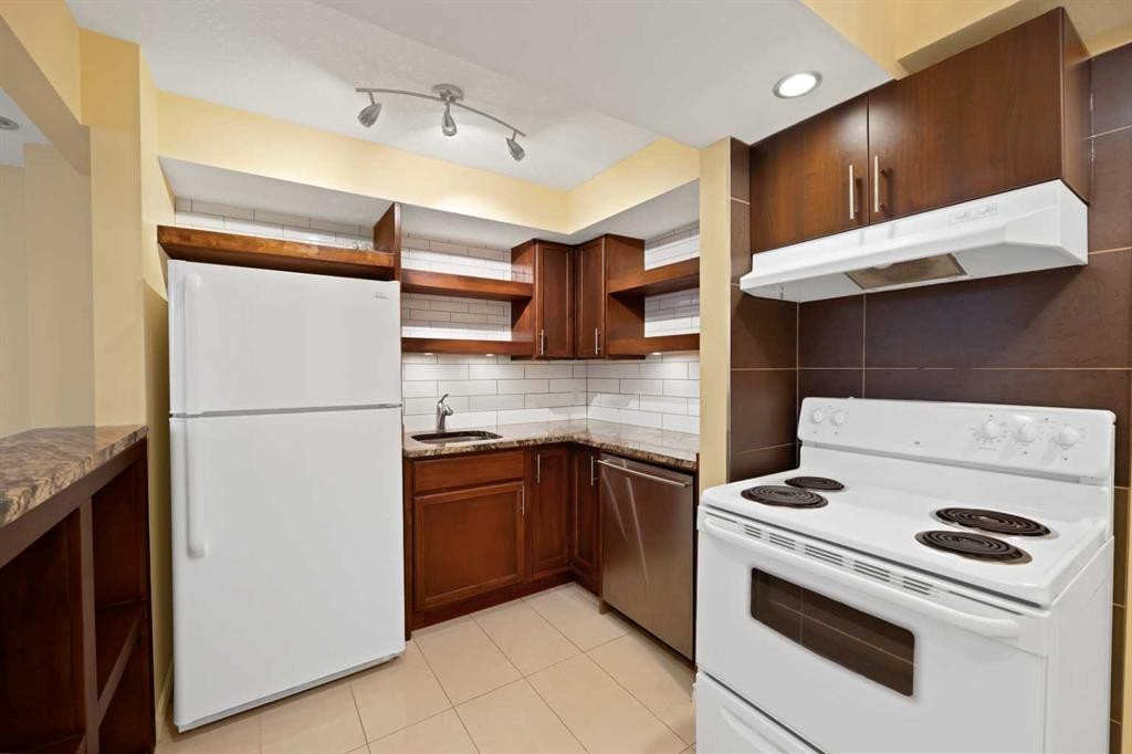 10 Bridlerange Circle Sw, Calgary, AB - Indoor Photo Showing Kitchen