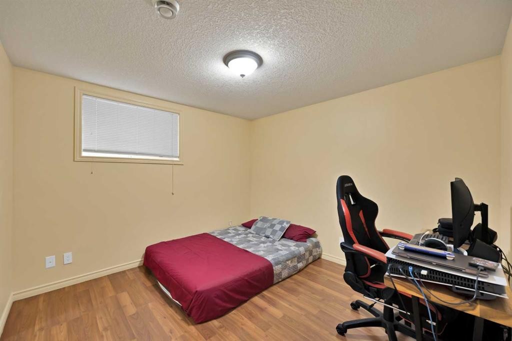 10 Bridlerange Circle Sw, Calgary, AB - Indoor Photo Showing Bedroom