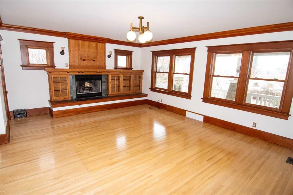 110 Scarboro Avenue Sw, Calgary, AB - Indoor With Fireplace