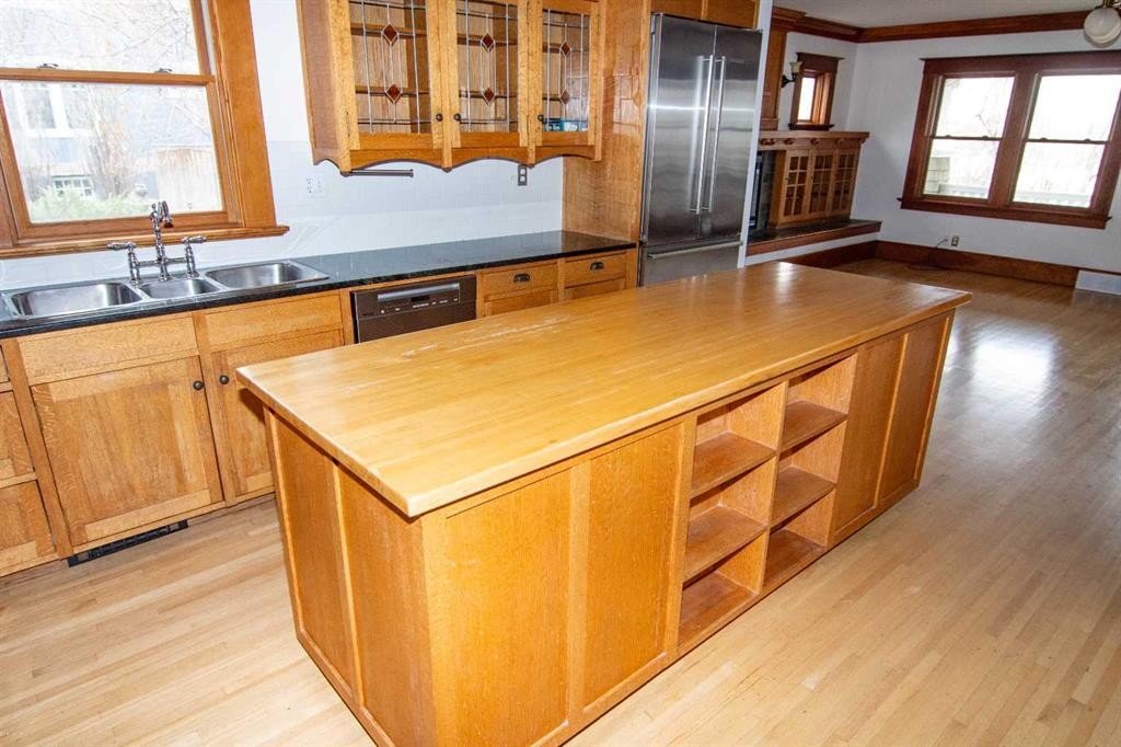 110 Scarboro Avenue Sw, Calgary, AB - Indoor Photo Showing Kitchen With Double Sink