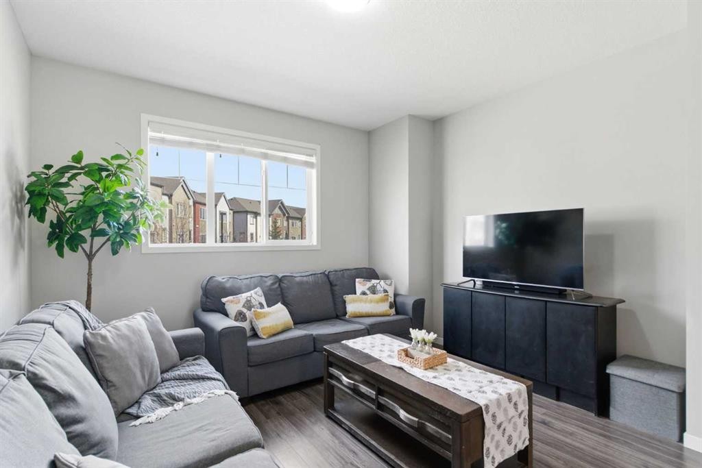 150 Copperpond Villas Se, Calgary, AB - Indoor Photo Showing Living Room