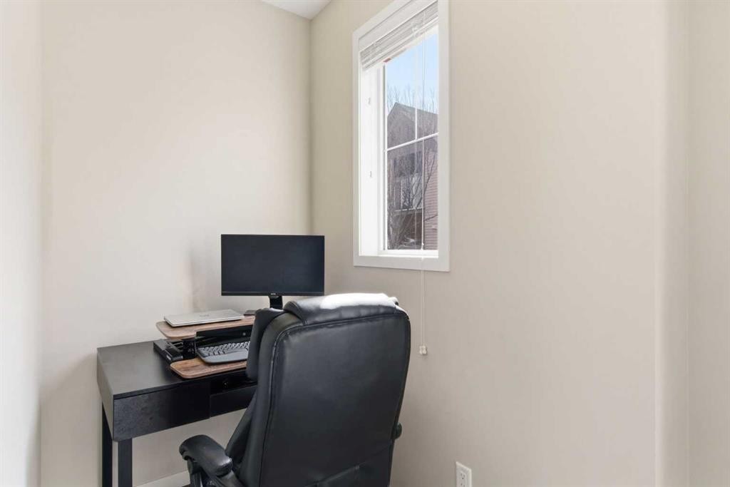 150 Copperpond Villas Se, Calgary, AB - Indoor Photo Showing Office
