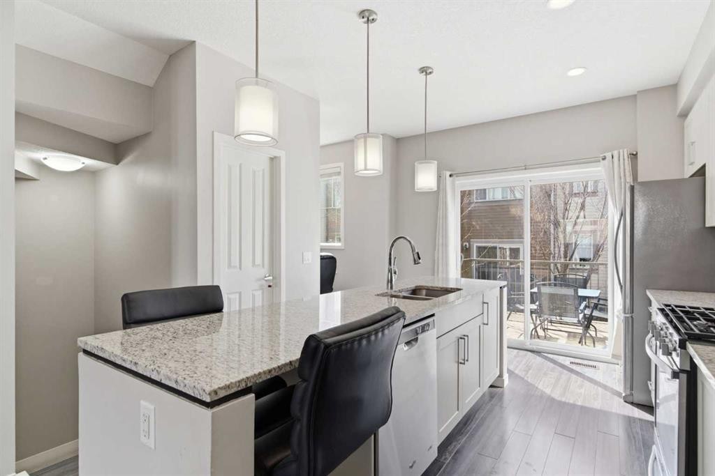 150 Copperpond Villas Se, Calgary, AB - Indoor Photo Showing Kitchen With Double Sink With Upgraded Kitchen