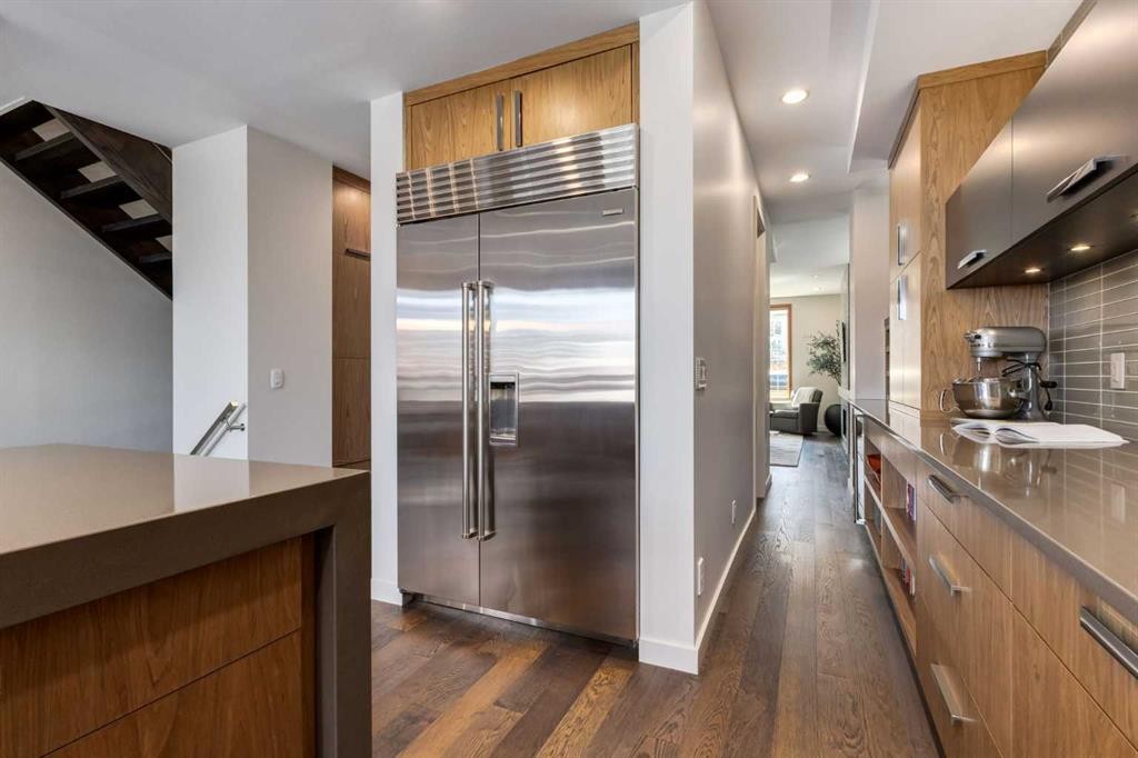 2138 28 Avenue Sw, Calgary, AB - Indoor Photo Showing Kitchen