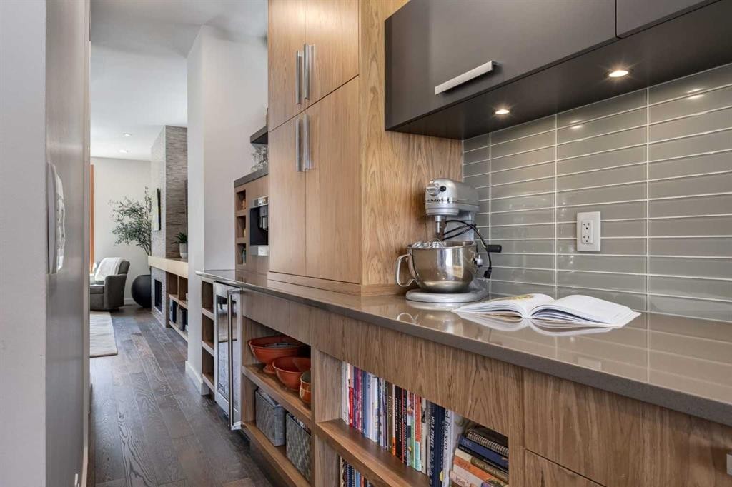 2138 28 Avenue Sw, Calgary, AB - Indoor