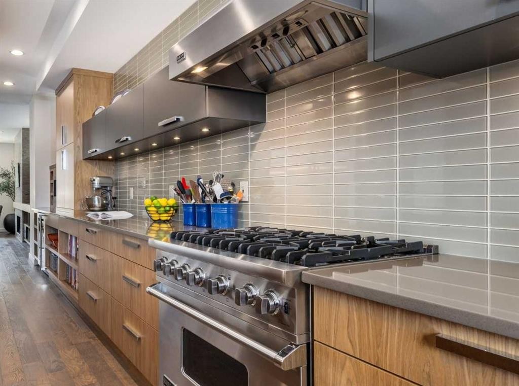 2138 28 Avenue Sw, Calgary, AB - Indoor Photo Showing Kitchen With Upgraded Kitchen
