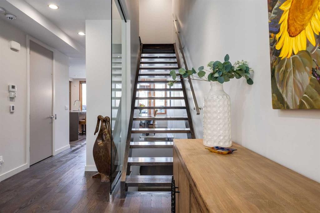 2138 28 Avenue Sw, Calgary, AB - Indoor Photo Showing Other Room