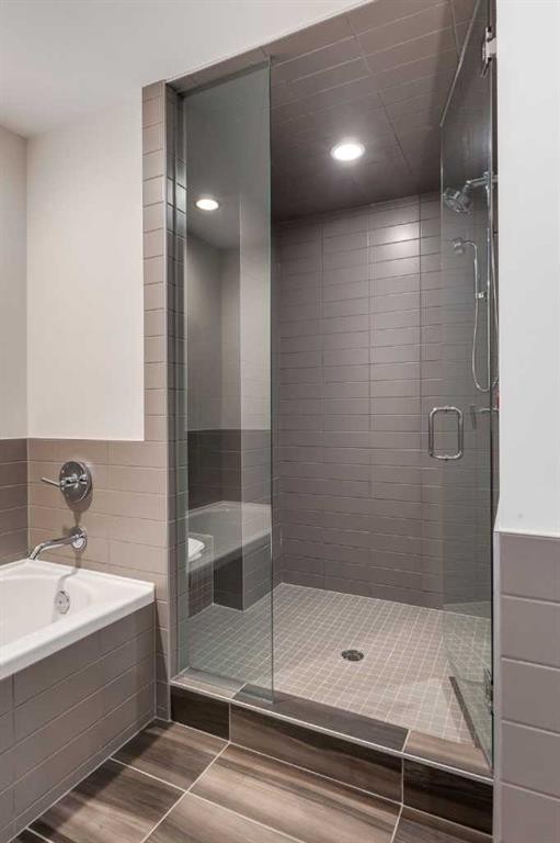 2138 28 Avenue Sw, Calgary, AB - Indoor Photo Showing Bathroom