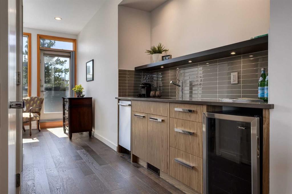 2138 28 Avenue Sw, Calgary, AB - Indoor Photo Showing Other Room