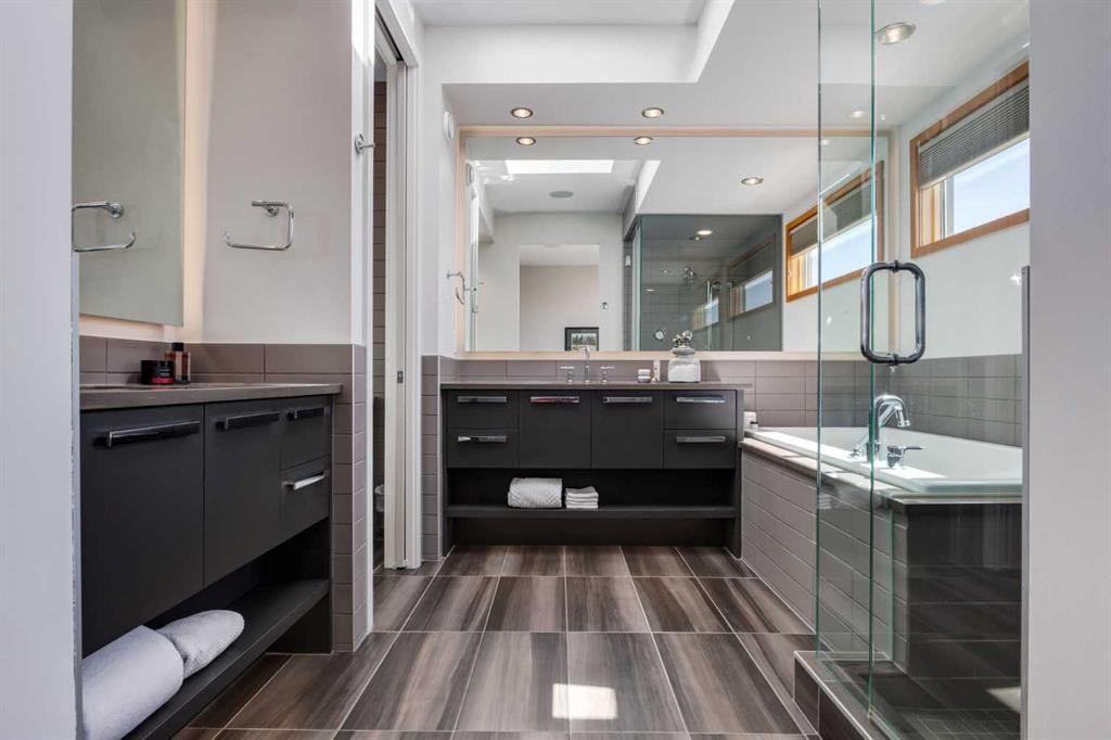 2138 28 Avenue Sw, Calgary, AB - Indoor Photo Showing Bathroom