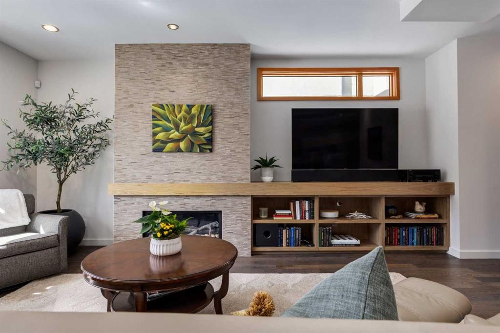 2138 28 Avenue Sw, Calgary, AB - Indoor Photo Showing Living Room