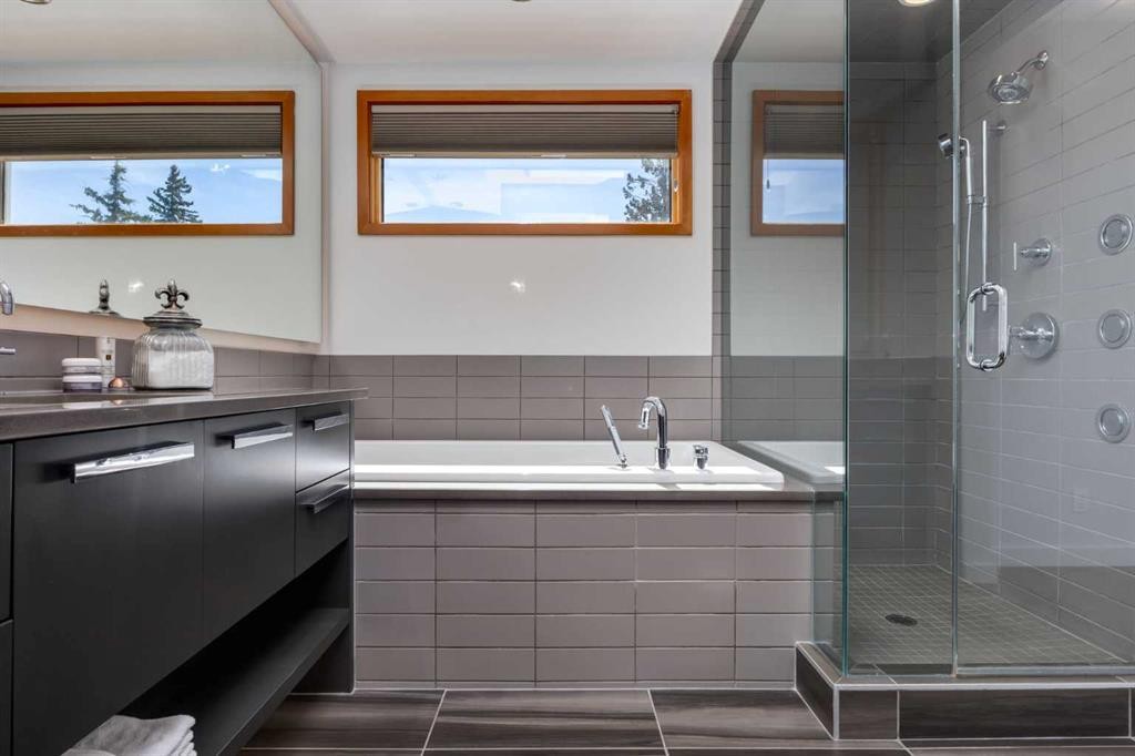 2138 28 Avenue Sw, Calgary, AB - Indoor Photo Showing Bathroom