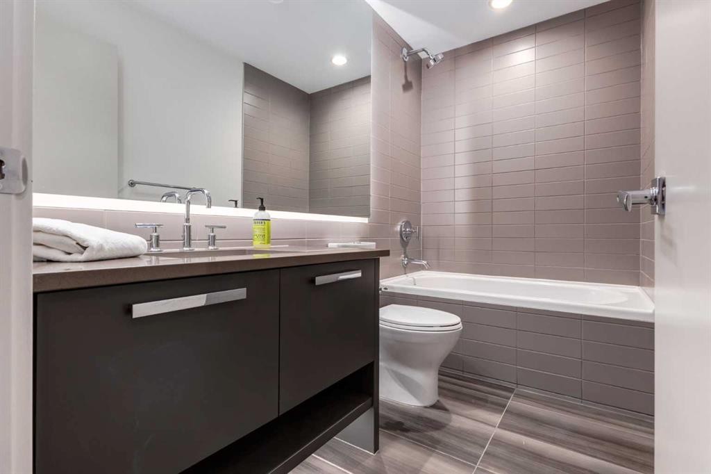 2138 28 Avenue Sw, Calgary, AB - Indoor Photo Showing Bathroom