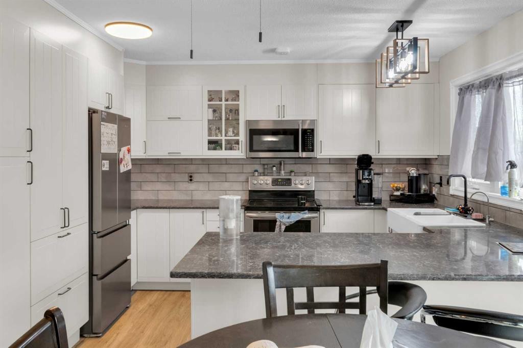 23 Beaver Place, Beiseker, AB - Indoor Photo Showing Kitchen With Upgraded Kitchen