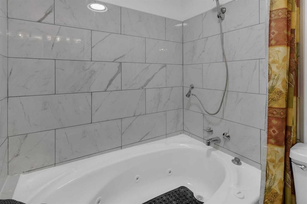 23 Beaver Place, Beiseker, AB - Indoor Photo Showing Bathroom