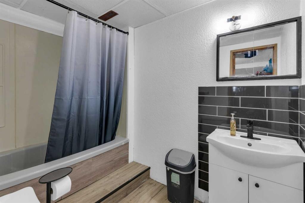 23 Beaver Place, Beiseker, AB - Indoor Photo Showing Bathroom