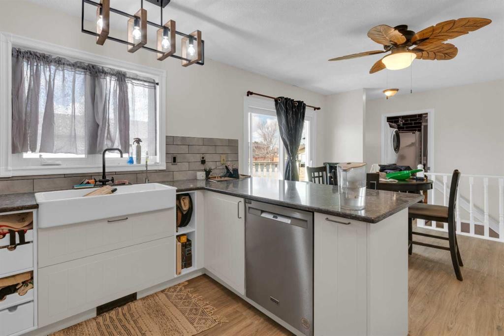 23 Beaver Place, Beiseker, AB - Indoor Photo Showing Kitchen