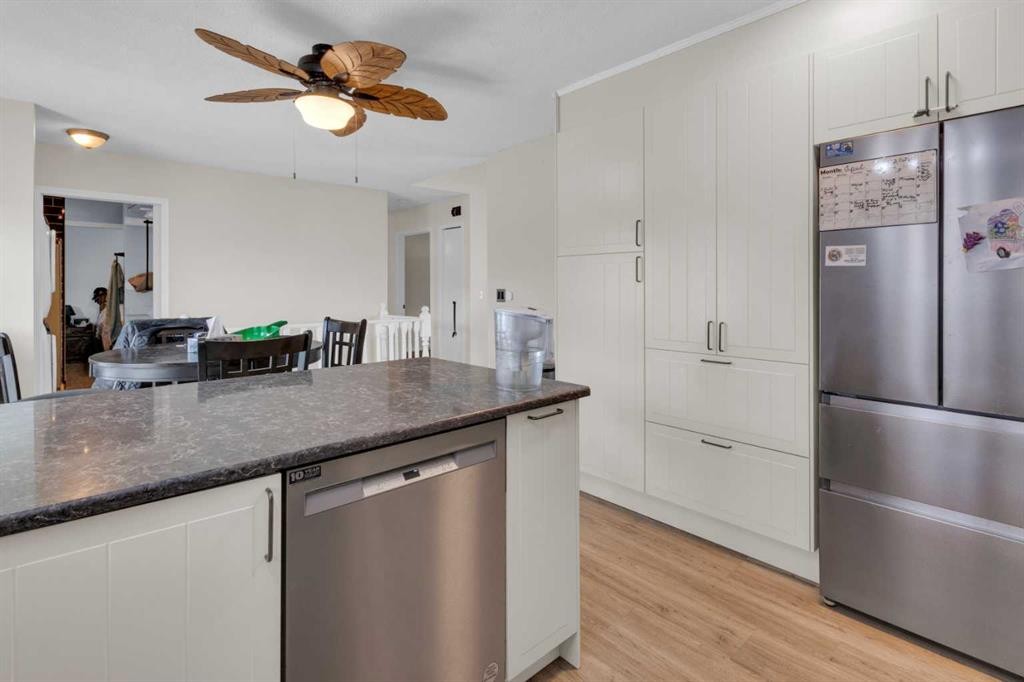 23 Beaver Place, Beiseker, AB - Indoor Photo Showing Kitchen