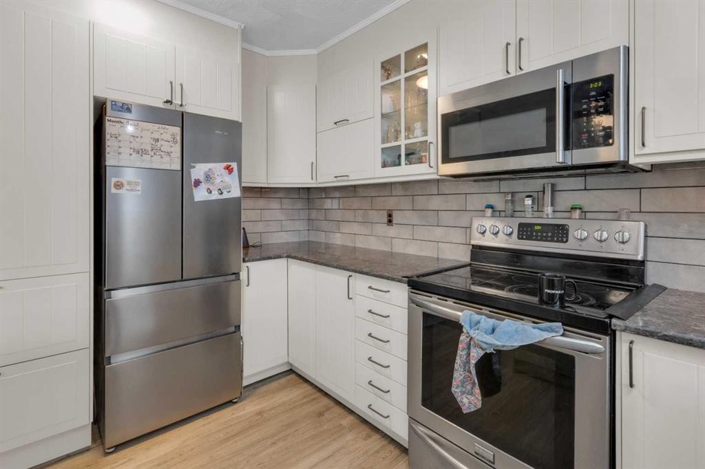 23 Beaver Place, Beiseker, AB - Indoor Photo Showing Kitchen With Upgraded Kitchen