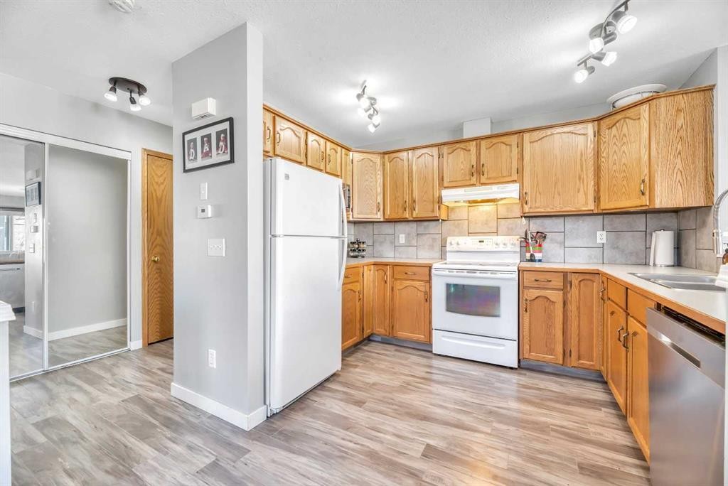 224B 5 Avenue, Strathmore, AB - Indoor Photo Showing Kitchen