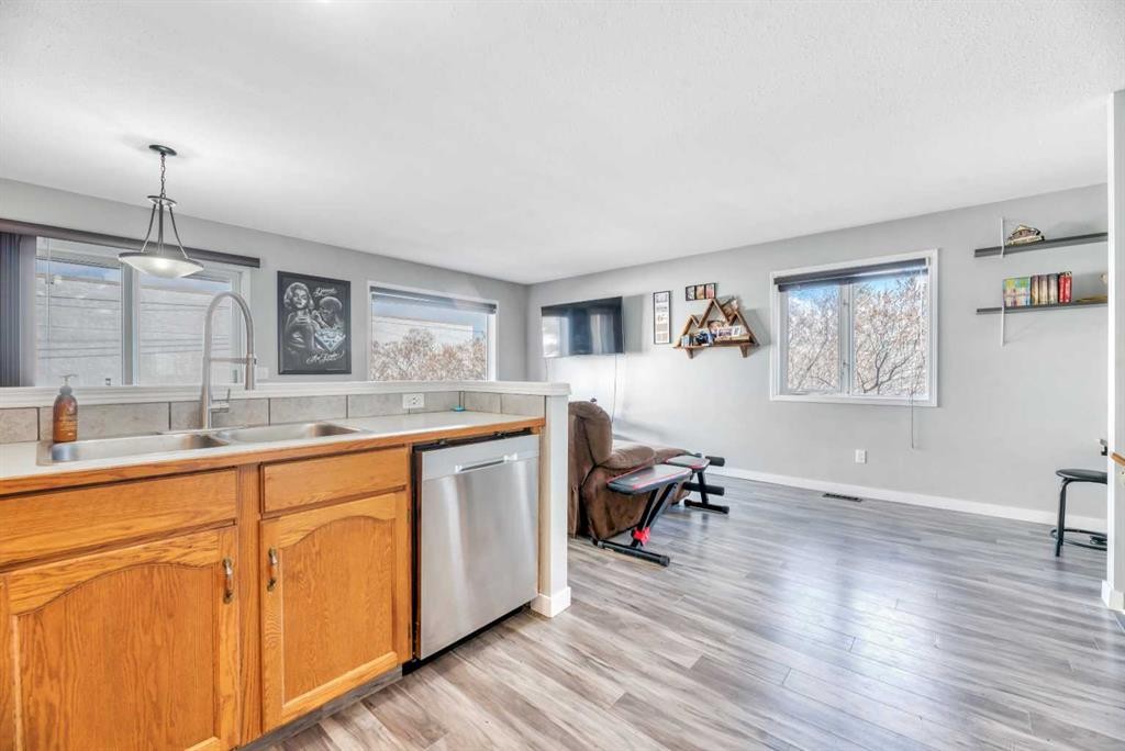 224B 5 Avenue, Strathmore, AB - Indoor Photo Showing Kitchen With Double Sink