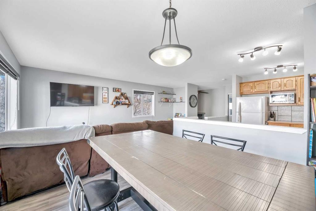 224B 5 Avenue, Strathmore, AB - Indoor Photo Showing Dining Room