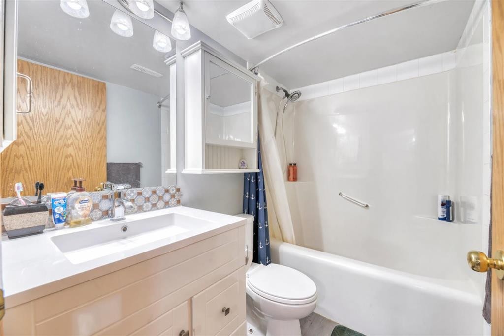 224B 5 Avenue, Strathmore, AB - Indoor Photo Showing Bathroom