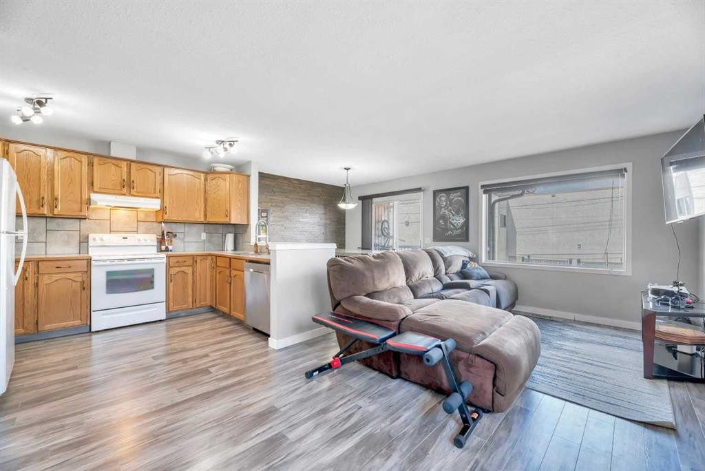 224B 5 Avenue, Strathmore, AB - Indoor Photo Showing Kitchen