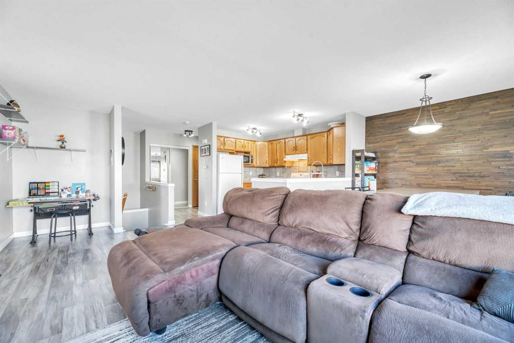 224B 5 Avenue, Strathmore, AB - Indoor Photo Showing Living Room